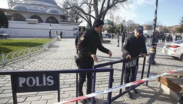 При взрыве в центре Стамбула погибли десять человек, пятнадцать ранены, установлена личность террориста, совершившего взрыв