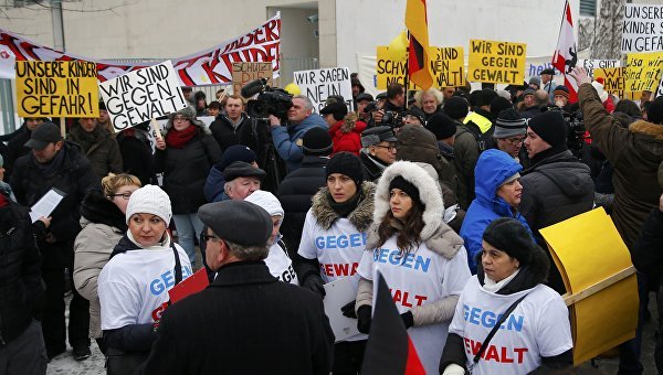 Сотни берлинцев проводят митинг против насилия со стороны мигрантов