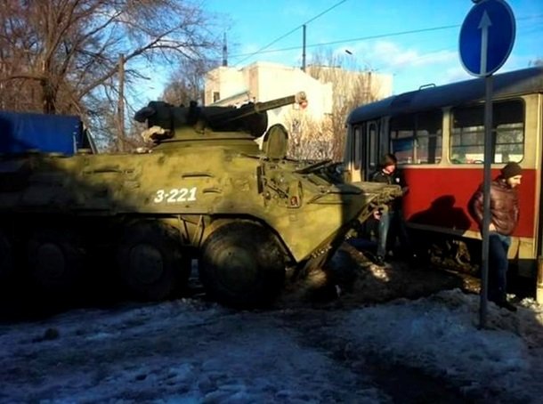 В Днепропетровске БТР врезался в трамвай