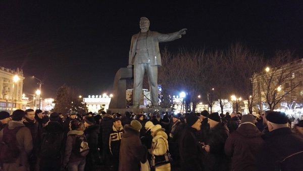 В Днепропетровске вандалы снесли памятник Петровскому