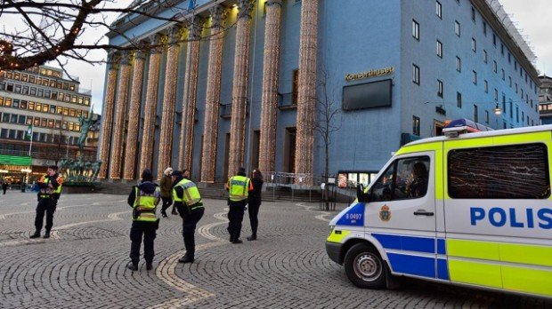 Около 100 человек в масках напали на беженцев в центре Стокгольма