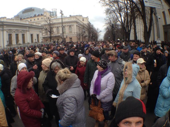 Митингующие за отставку правительства Яценюка перекрыли улицу в Киеве - прямая трансляция