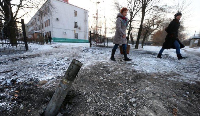 В результате ночного обстрела украинских силовиков повреждено здание школы на западной окраине Донецка