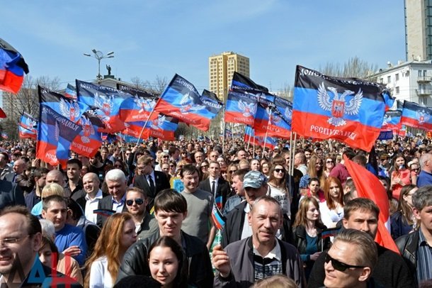 Тысячи человек приняли участие в шествии в честь годовщины провозглашения ДНР