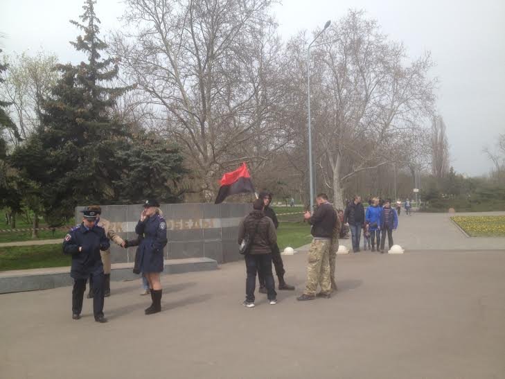 В Одессе на Куликовом поле стычки националистов с полицией. Применили слезоточивый газ