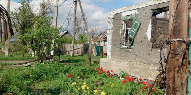 Цветы у взорванного дома