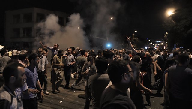 Столкновения полиции с митингующими произошли в ереванском районе Сари Тах